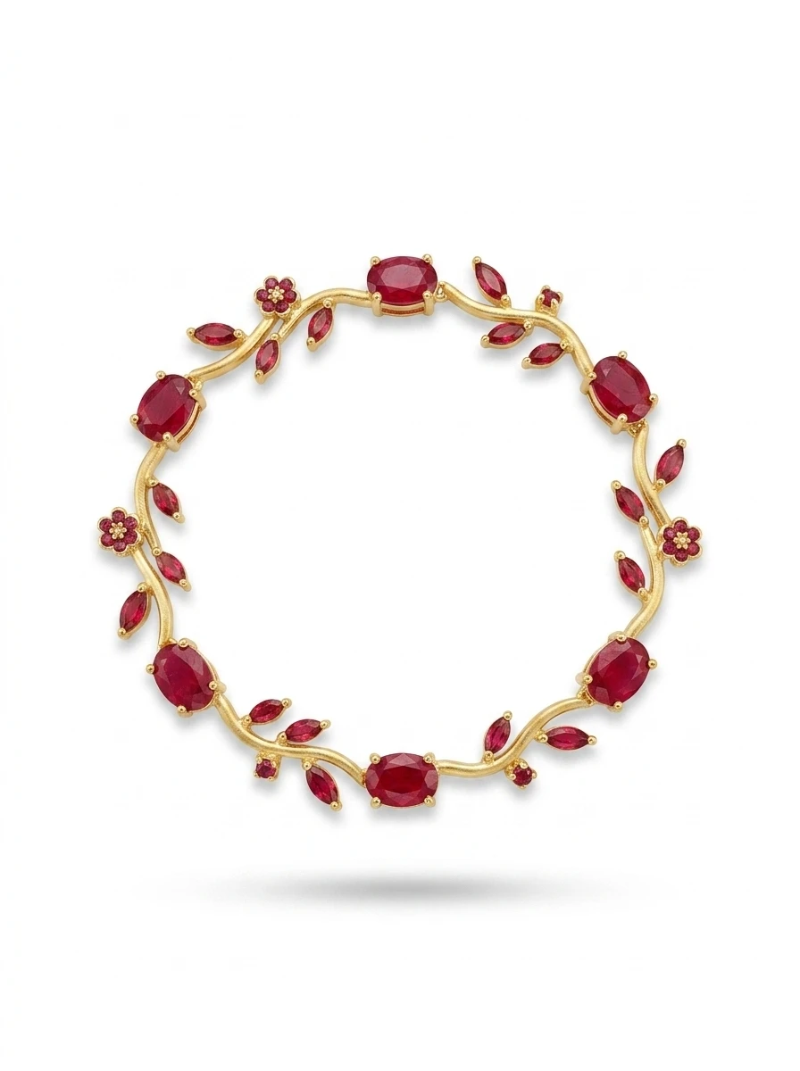 إسورة ذهبية رقيقة بتصميم غصن الشجر مرصعة بالكامل بفصوص زركون باللون الأحمر الياقوتي.